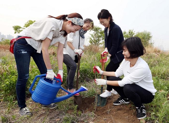 한국노바티스 지역사회봉사의날 나무심기.jpg