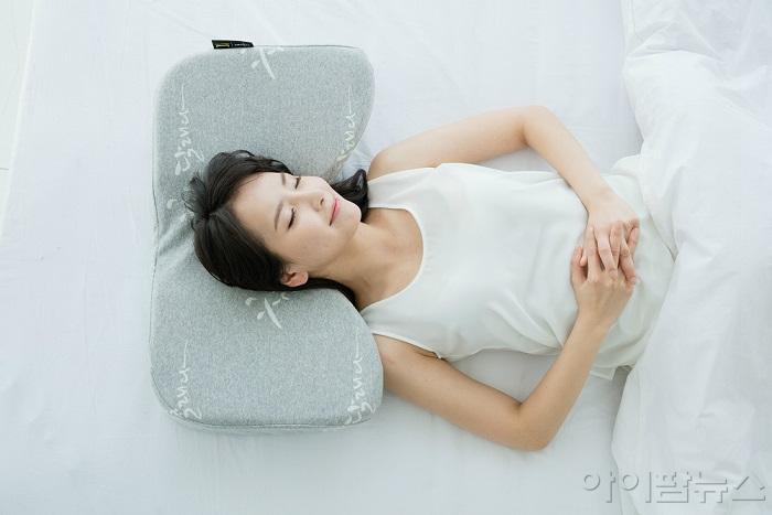 장마철 수면장애에는 적당한 베개 높이와 올바른 수면자세가 숙면에 도움이 된다.jpg