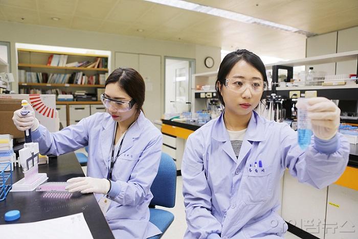 LG화학 생명과학사업본부 연구원들이 의약품 실험을 진행하고 있다.jpg