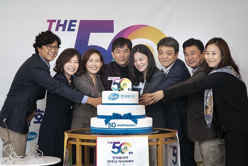 한국화이자 50주년 미디어데이 케이크커팅 이벤트.jpg