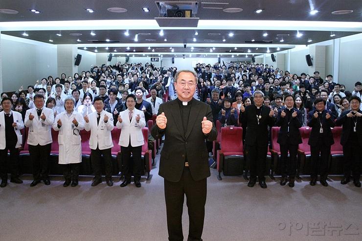 손희송 주교와 인천성모병원 교직원이 단체사진을 촬영하고 있다.jpg