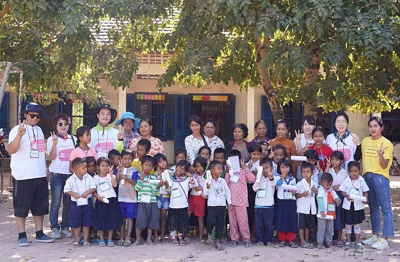 캄보디아 반티민쩨이주 초등학교 어린이들과 기념촬영.jpg