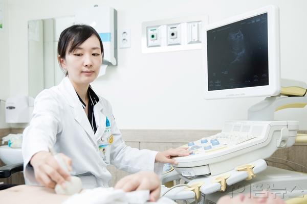 가톨릭대 인천성모병원 소화기내과 유선홍 교수가 초음파 검사를 진행하고 있다.jpg