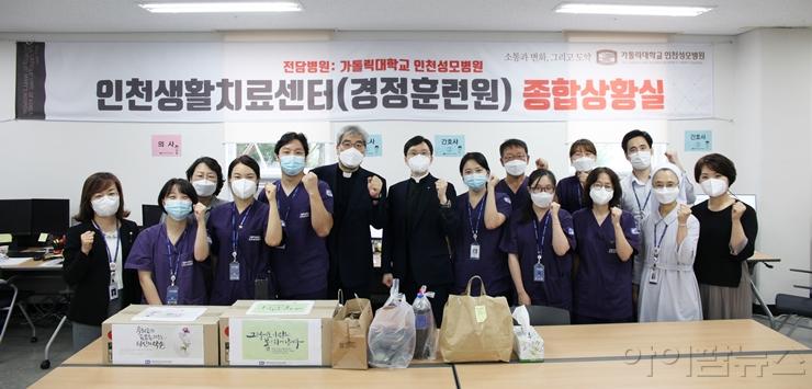 인천성모병원 생활치료센터 의료지원반 단체사진.jpg