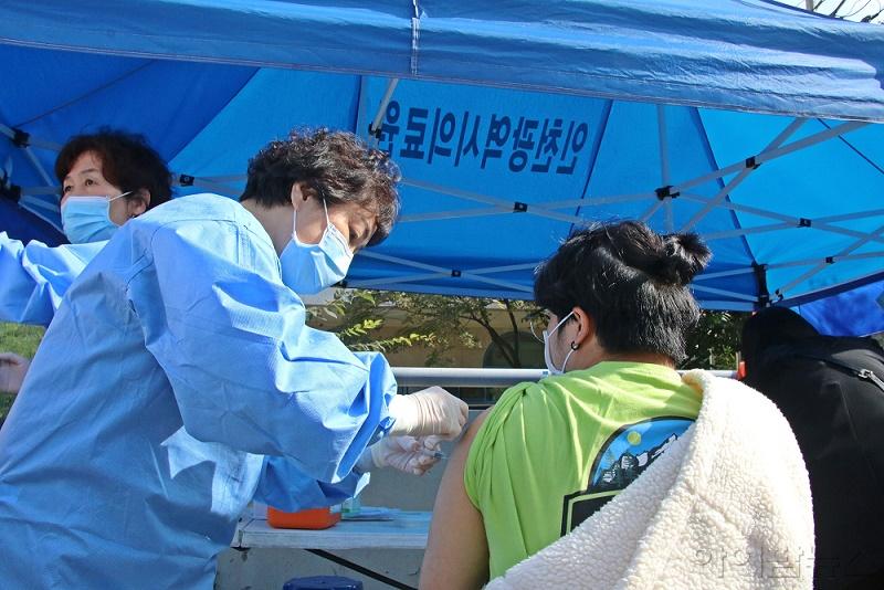 13일 인천시 청소년복지시설에서 온 학교 밖 청소년들이 예방접종을 받고 있다..jpg