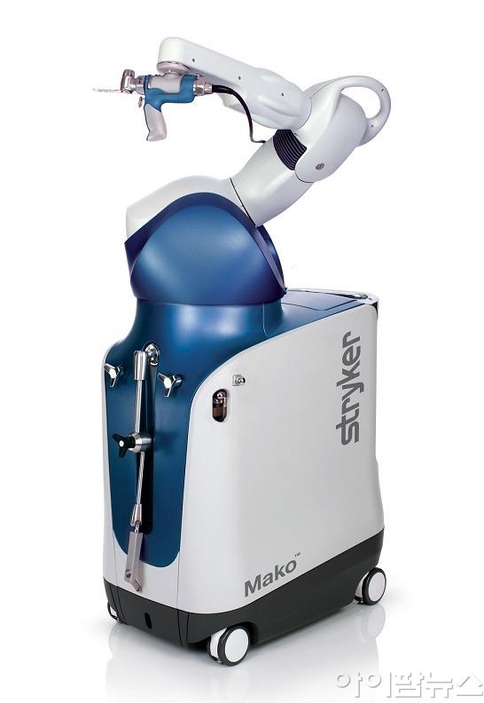 인공관절 수술 로봇 Mako.jpg