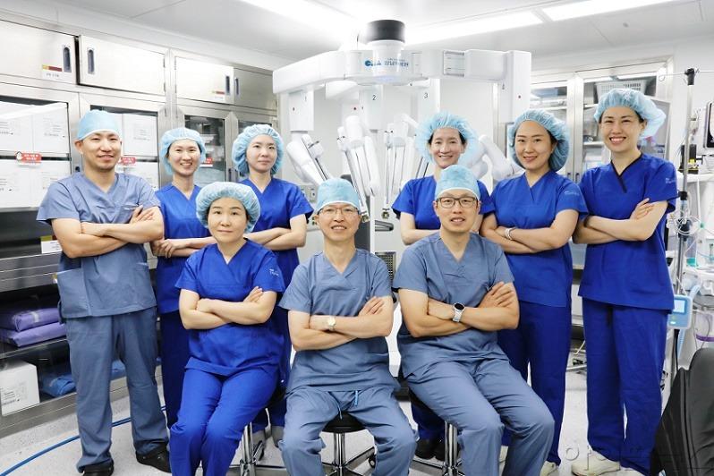 강남 차병원 로봇수술센터 의료진들.jpg