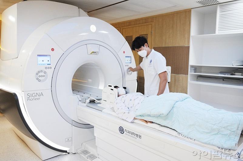 의료진이 환자 MRI(치과병원 전용) 촬영을 위해 준비 하고 있다.jpg